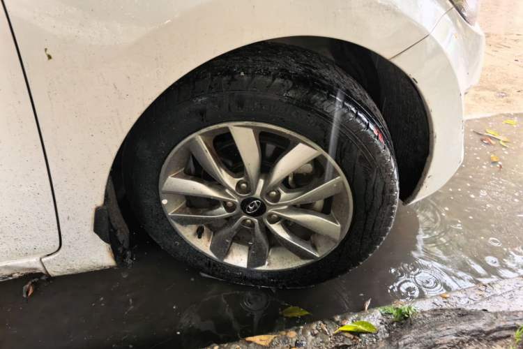 Used Hyundai Elantra (5th Generation / Langdong) 2012 1.6L Manual Leading Model Right Front Wheel Hub