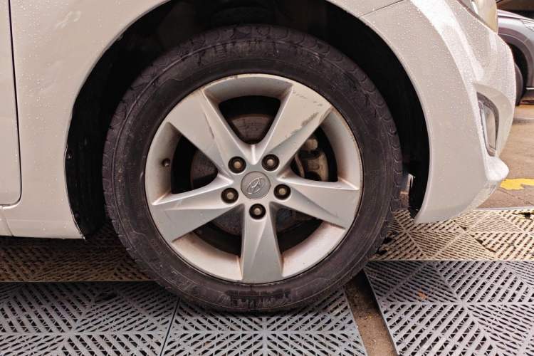 Used Hyundai Elantra (5th Generation / Langdong) 2012 1.6L Automatic Fashion Edition Right Front Wheel Hub