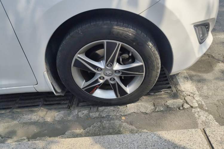 Used Hyundai Elantra (5th Generation / Langdong) 2012 1.6L Automatic Prestige Model Right Front Wheel Hub