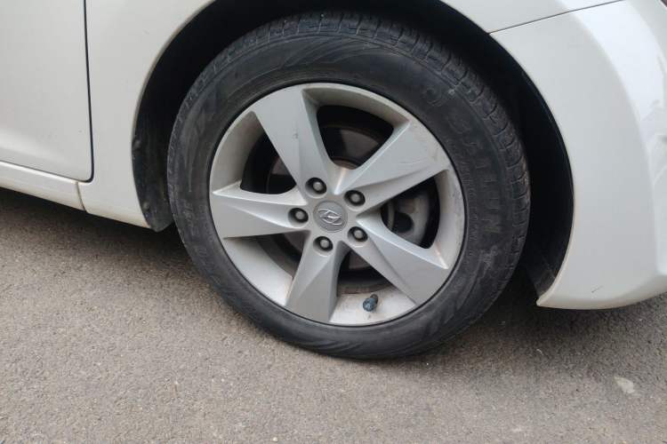 Used Hyundai Elantra (5th Generation / Langdong) 2012 1.6L Manual Leading Model Right Front Wheel Hub