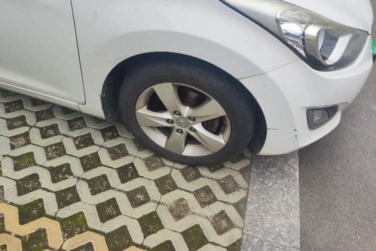 Used Hyundai Elantra (5th Generation / Langdong) 2012 1.6L Manual Leading Model Right Front Wheel Hub