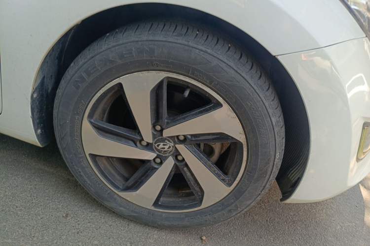 Used Hyundai Elantra (5th Generation / Langdong) 2012 1.6L Automatic Leading Model Right Front Wheel Hub