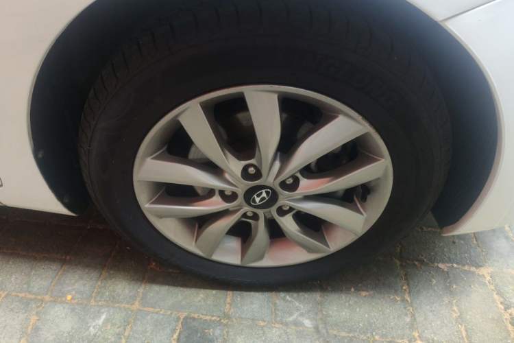 Used Hyundai Elantra (5th Generation / Langdong) 2012 1.6L Manual Leading Model Right Front Wheel Hub