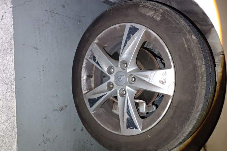 Used Hyundai Elantra (5th Generation / Langdong) 2012 1.6L Automatic Prestige Model Right Front Wheel Hub