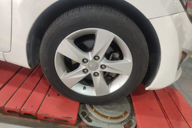 Used Hyundai Elantra (5th Generation / Langdong) 2012 1.6L Automatic Leading Model Right Front Wheel Hub