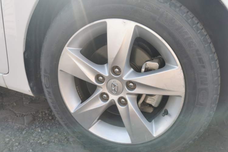 Used Hyundai Elantra (5th Generation / Langdong) 2012 1.6L Automatic Prestige Model Right Front Wheel Hub