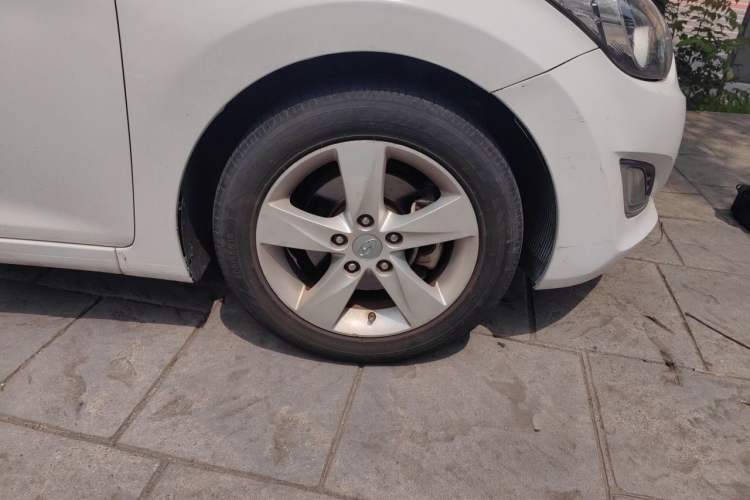 Used Hyundai Elantra (5th Generation / Langdong) 2012 1.6L Automatic Leading Model Right Front Wheel Hub