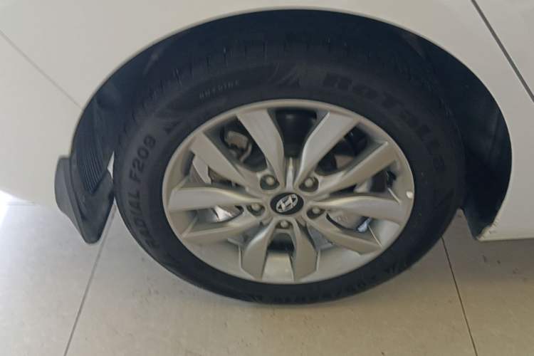 Used Hyundai Elantra (5th Generation / Langdong) 2012 1.6L Manual Leading Model Right Rear Wheel Hub