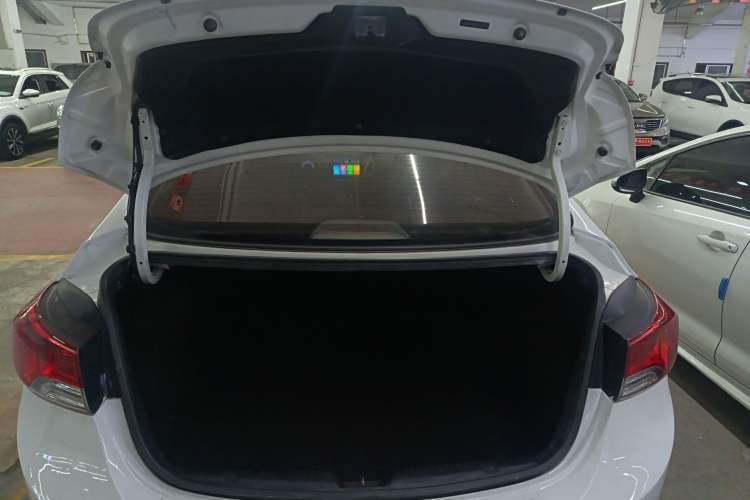 Used Hyundai Elantra (5th Generation / Langdong) 2012 1.6L Automatic Fashion Edition Trunk