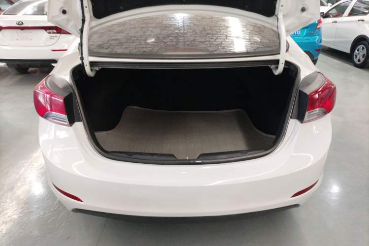 Used Hyundai Elantra (5th Generation / Langdong) 2012 1.6L Automatic Fashion Edition Trunk