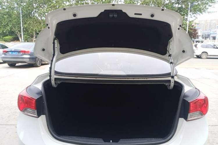 Used Hyundai Elantra (5th Generation / Langdong) 2012 1.6L Manual Fashion Edition Trunk