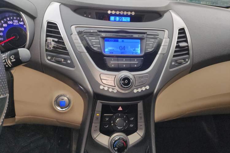 Used Hyundai Elantra (5th Generation / Langdong) 2012 1.6L Automatic Leading Model Audio And AC Panel