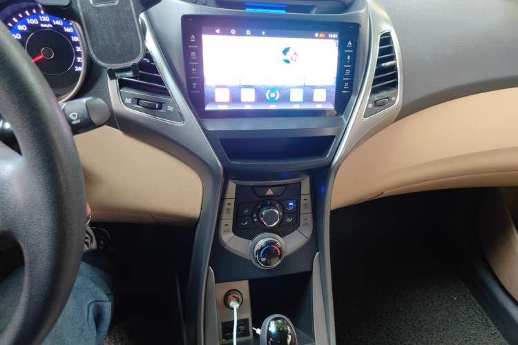 Used Hyundai Elantra (5th Generation / Langdong) 2012 1.6L Automatic Fashion Edition Audio And AC Panel
