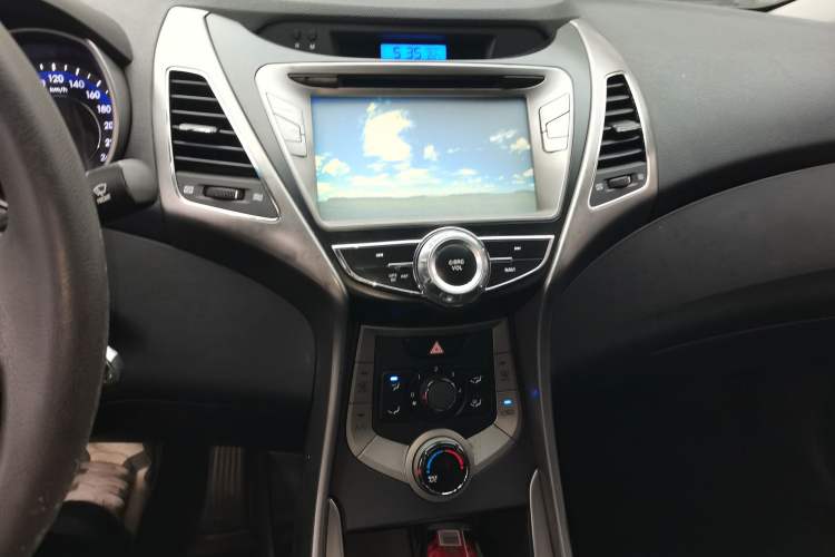 Used Hyundai Elantra (5th Generation / Langdong) 2012 1.6L Automatic Fashion Edition Audio And AC Panel