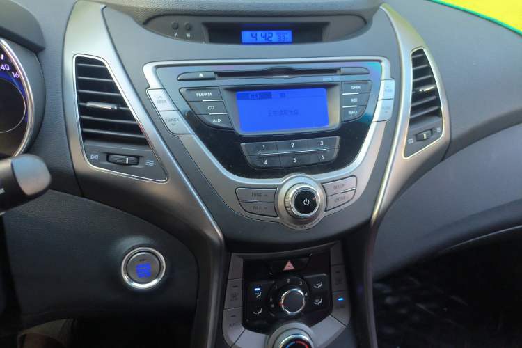 Used Hyundai Elantra (5th Generation / Langdong) 2012 1.6L Manual Leading Model Audio And AC Panel