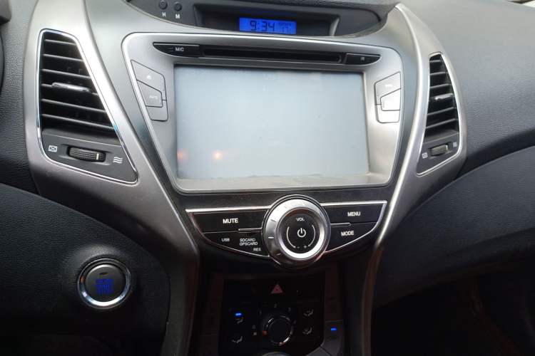 Used Hyundai Elantra (5th Generation / Langdong) 2012 1.6L Manual Leading Model Audio And AC Panel
