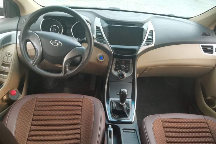Used Hyundai Elantra (5th Generation / Langdong) 2012 1.6L Manual Leading Model Center Console