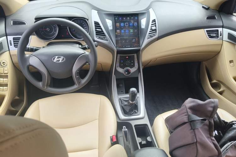 Used Hyundai Elantra (5th Generation / Langdong) 2012 1.6L Manual Fashion Edition Center Console