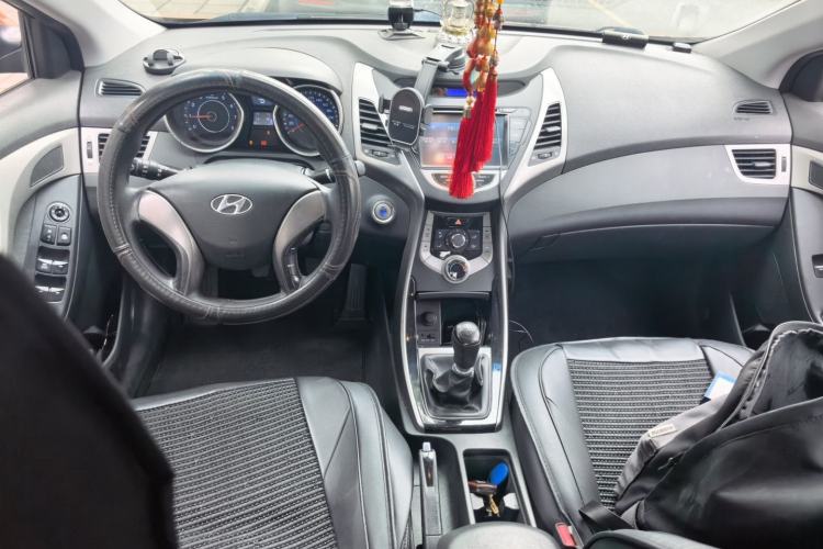Used Hyundai Elantra (5th Generation / Langdong) 2012 1.6L Manual Leading Model Center Console