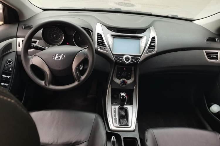 Used Hyundai Elantra (5th Generation / Langdong) 2012 1.6L Automatic Fashion Edition Center Console