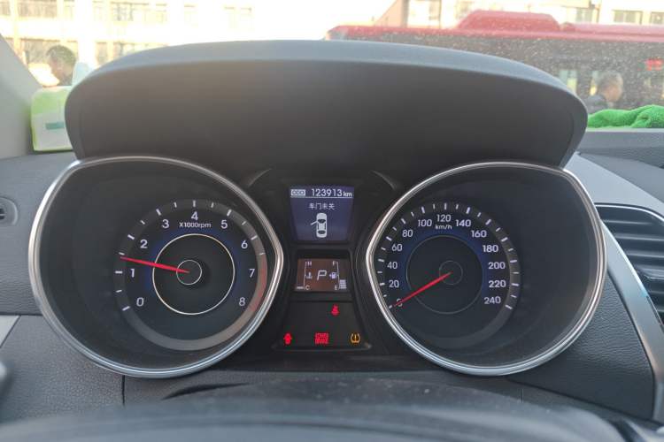 Used Hyundai Elantra (5th Generation / Langdong) 2012 1.8L Automatic Prestige Model Odometer Close Up