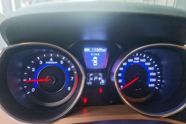 Used Hyundai Elantra (5th Generation / Langdong) 2012 1.6L Automatic Prestige Model Odometer Close Up