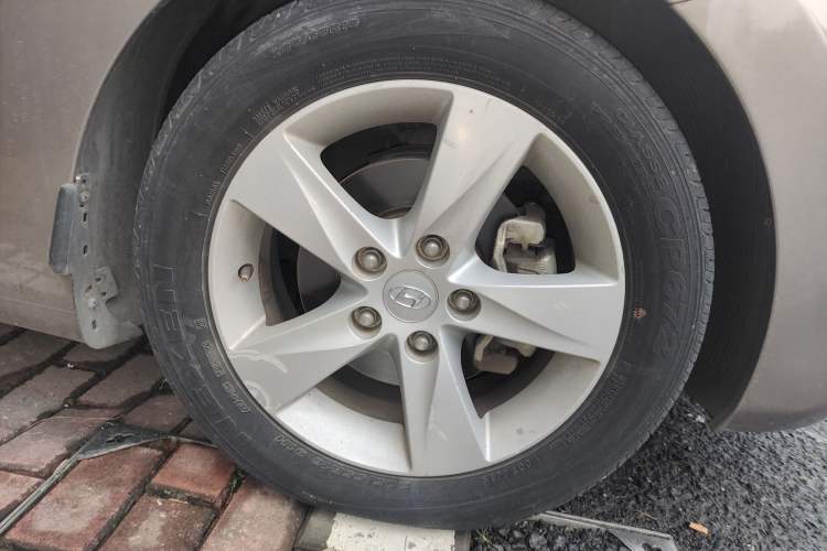 Used Hyundai Elantra (5th Generation / Langdong) 2012 1.6L Automatic Leading Model Right Front Wheel Hub