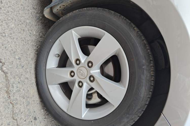 Used Hyundai Elantra (5th Generation / Langdong) 2013 1.6L Automatic Luxury Model Right Front Wheel Hub