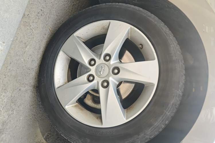 Used Hyundai Elantra (5th Generation / Langdong) 2013 1.6L Automatic Leading Model Right Front Wheel Hub