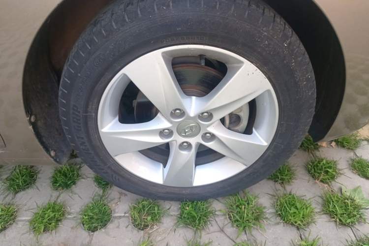 Used Hyundai Elantra (5th Generation / Langdong) 2013 1.6L Automatic Leading Model Right Front Wheel Hub