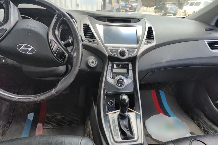 Used Hyundai Elantra (5th Generation / Langdong) 2013 1.6L Automatic Leading Model Center Console