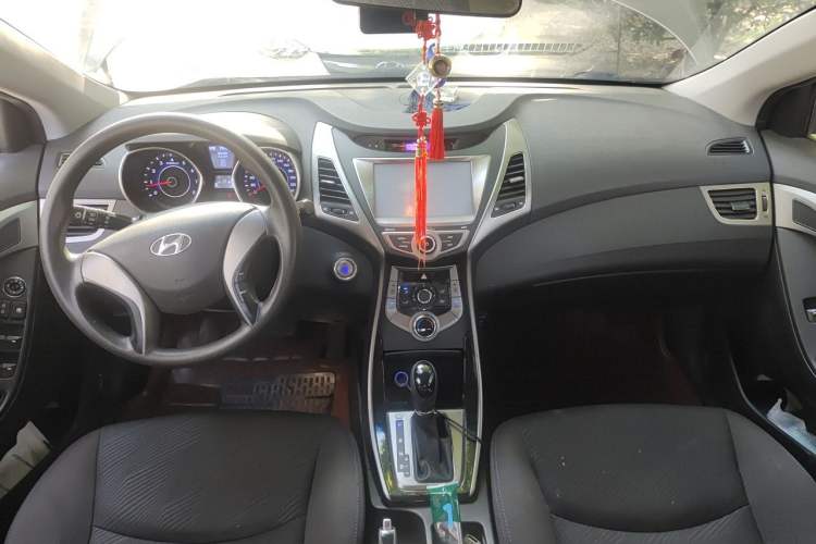 Used Hyundai Elantra (5th Generation / Langdong) 2013 1.6L Automatic Leading Model Center Console
