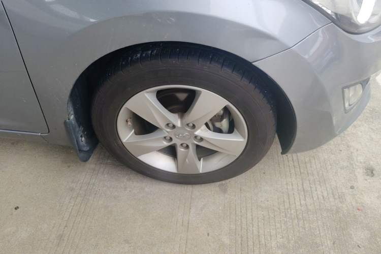 Used Hyundai Elantra (5th Generation / Langdong) 2013 1.6L Automatic Luxury Model Right Front Wheel Hub