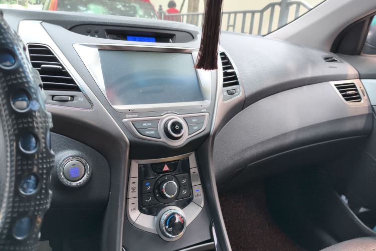 Used Hyundai Elantra (5th Generation / Langdong) 2013 1.6L Automatic Leading Model Center Console