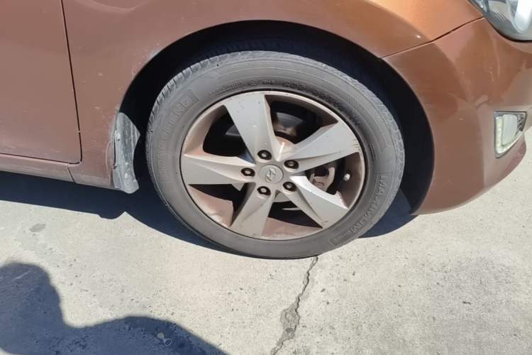 Used Hyundai Elantra (5th Generation / Langdong) 2013 1.6L Automatic Luxury Model Right Front Wheel Hub