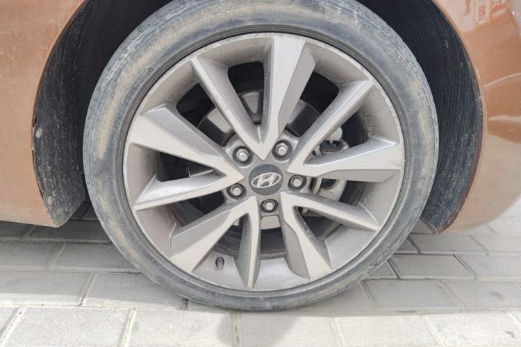 Used Hyundai Elantra (5th Generation / Langdong) 2013 1.6L Automatic Leading Model Right Front Wheel Hub