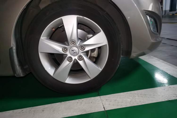 Used Hyundai Elantra (5th Generation / Langdong) 2013 1.6L Automatic Luxury Model Right Front Wheel Hub