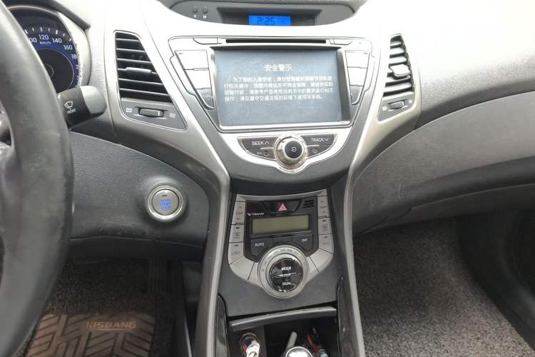 Used Hyundai Elantra (5th Generation / Langdong) 2013 1.6L Automatic Luxury Model Audio And AC Panel