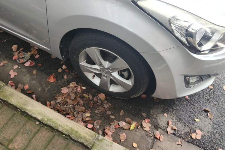 Used Hyundai Elantra (5th Generation / Langdong) 2013 1.6L Automatic Leading Model Right Front Wheel Hub