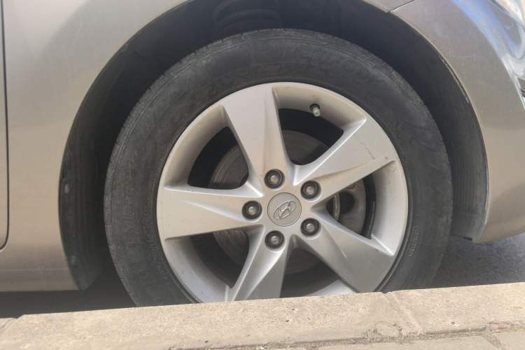 Used Hyundai Elantra (5th Generation / Langdong) 2013 1.6L Automatic Luxury Model Right Front Wheel Hub
