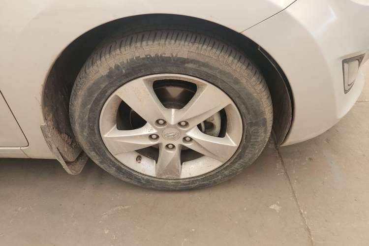 Used Hyundai Elantra (5th Generation / Langdong) 2013 1.6L Automatic Leading Model Right Front Wheel Hub