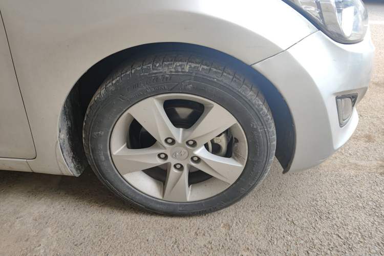 Used Hyundai Elantra (5th Generation / Langdong) 2013 1.6L Automatic Luxury Model Right Front Wheel Hub
