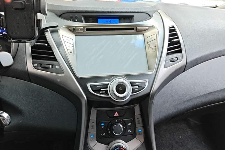 Used Hyundai Elantra (5th Generation / Langdong) 2013 1.6L Automatic Leading Model Audio And AC Panel