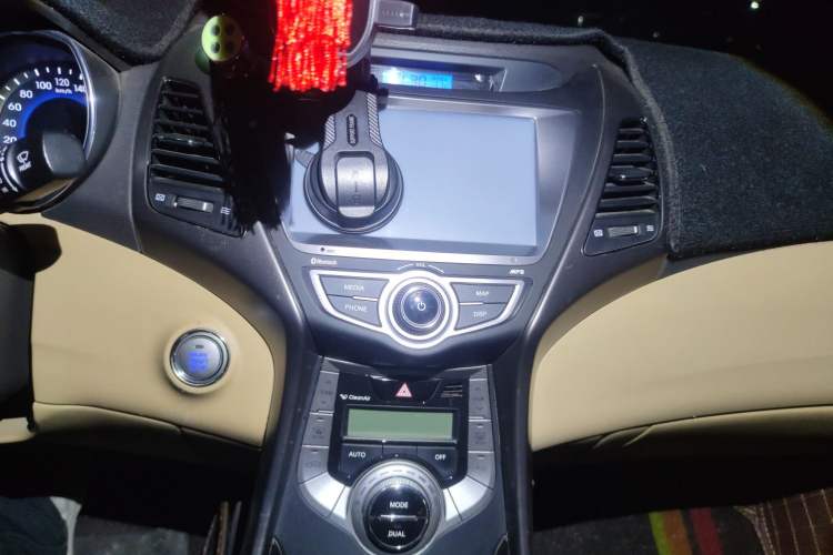 Used Hyundai Elantra (5th Generation / Langdong) 2013 1.6L Automatic Luxury Model Audio And AC Panel