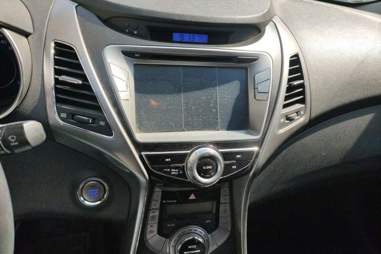 Used Hyundai Elantra (5th Generation / Langdong) 2013 1.6L Automatic Luxury Model Audio And AC Panel