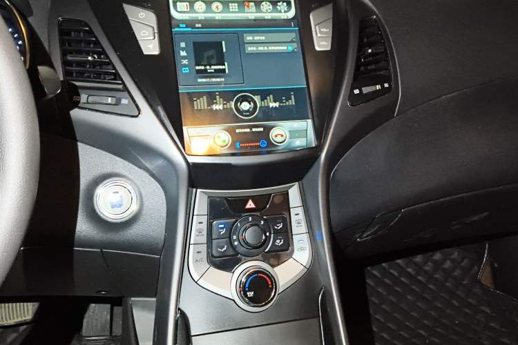Used Hyundai Elantra (5th Generation / Langdong) 2013 1.6L Automatic Leading Model Audio And AC Panel