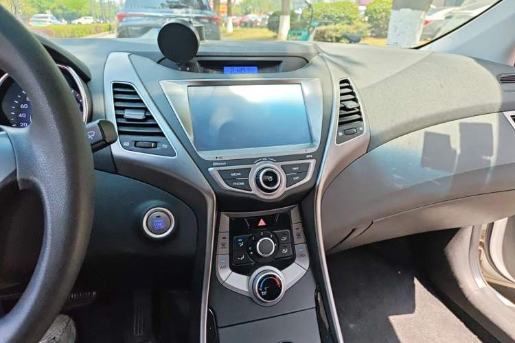 Used Hyundai Elantra (5th Generation / Langdong) 2013 1.6L Automatic Luxury Model Audio And AC Panel
