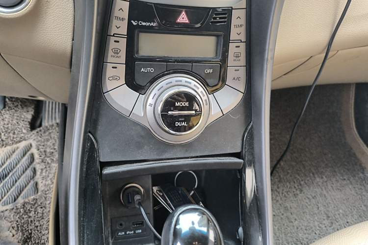 Used Hyundai Elantra (5th Generation / Langdong) 2013 1.6L Automatic Luxury Model Audio And AC Panel