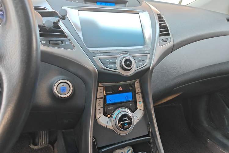 Used Hyundai Elantra (5th Generation / Langdong) 2013 1.6L Automatic Luxury Model Audio And AC Panel
