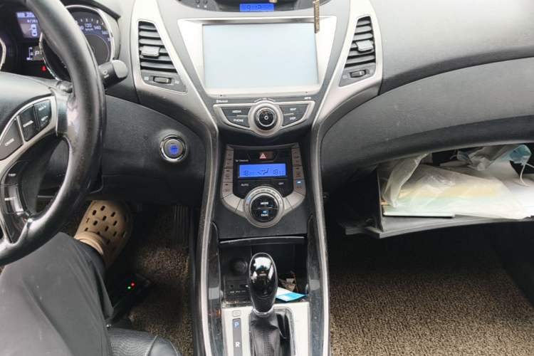 Used Hyundai Elantra (5th Generation / Langdong) 2013 1.6L Automatic Luxury Model Audio And AC Panel